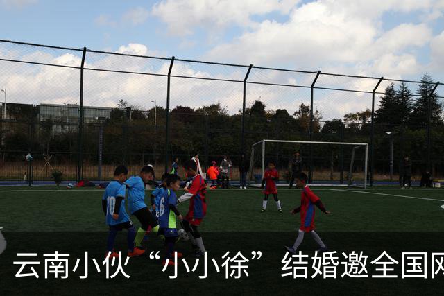 云南小伙“小小徐”结婚邀全国网友来喝喜酒后万人赴宴 “苹果就收到1.2吨” 150个厨师现场做菜 总管：人多到都蒙了,物资也多得心里没数
